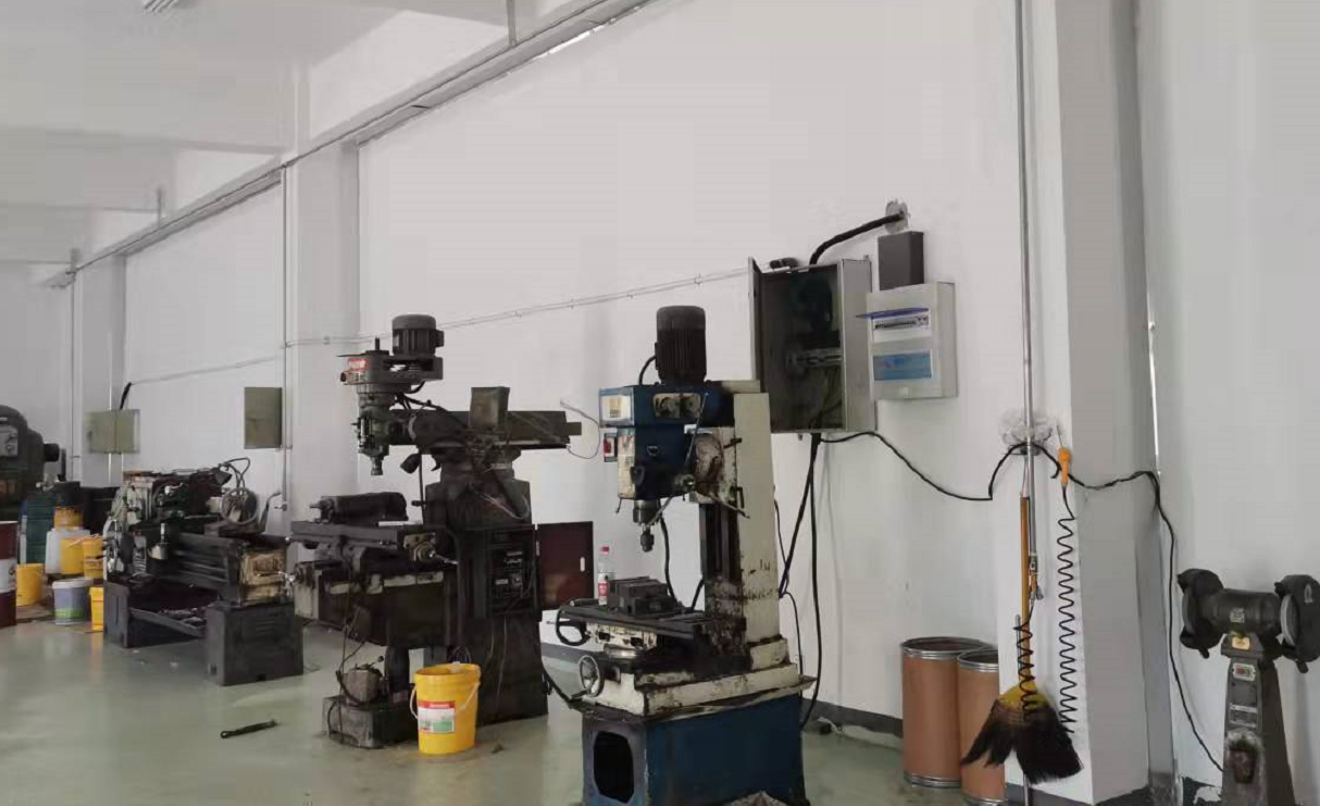 天利门窗设备厂机加工车间